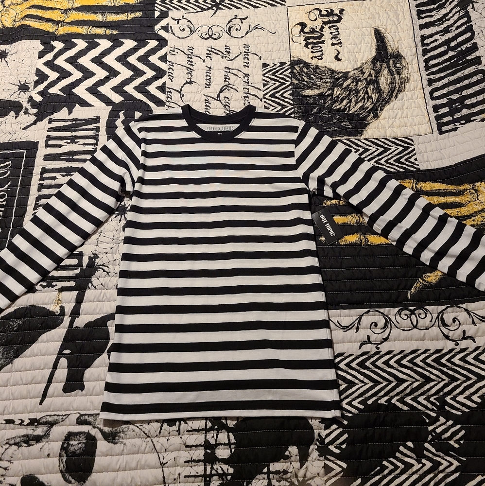 Black-and-white strap shirt
